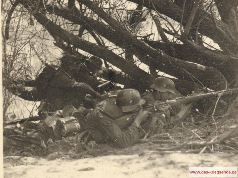 1941 - Deutsche Infanteristen sind in Stellung gegangen und erwarten Feindkontakt. Aufnahme aus Privatbesitz.